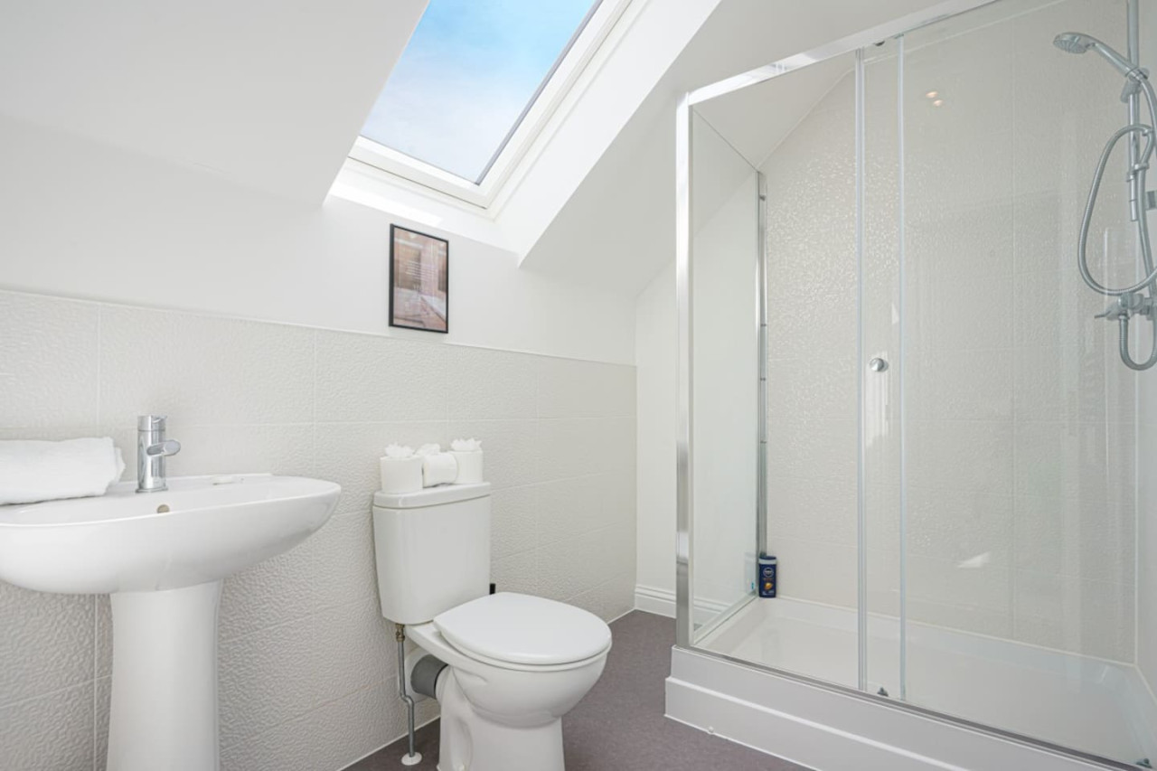 Wavendon House • Sleeps 6 • Driveway Parking • Garden • Fast Wifi • Smart TV • Self-Check-In • Yoko Property in 43 Balderstone Road - Property image 5 - VivreStays