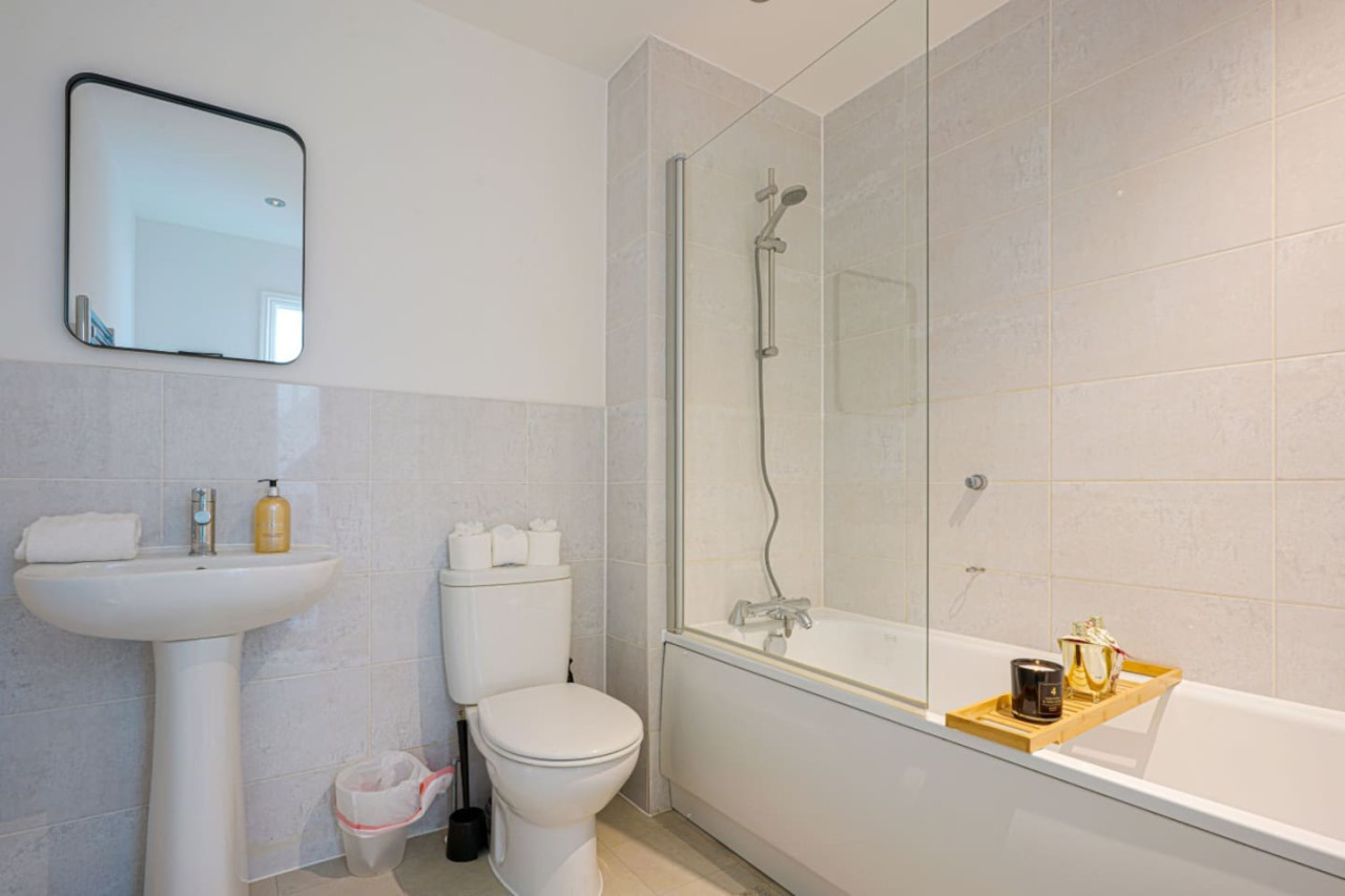 Wavendon House • Sleeps 6 • Driveway Parking • Garden • Fast Wifi • Smart TV • Self-Check-In • Yoko Property in 43 Balderstone Road - Property image 13 - VivreStays