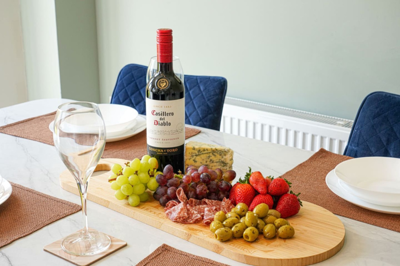 Wavendon House • Sleeps 6 • Driveway Parking • Garden • Fast Wifi • Smart TV • Self-Check-In • Yoko Property in 43 Balderstone Road - Property image 20 - VivreStays