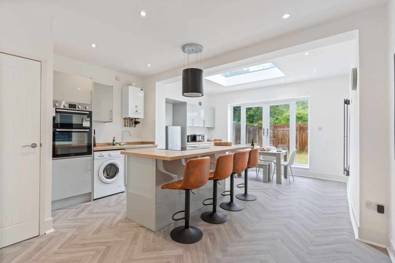 Stylish House • Free Parking •, Fast Wifi • SmartTV in 399 Bolton Road - Property image 2 - VivreStays