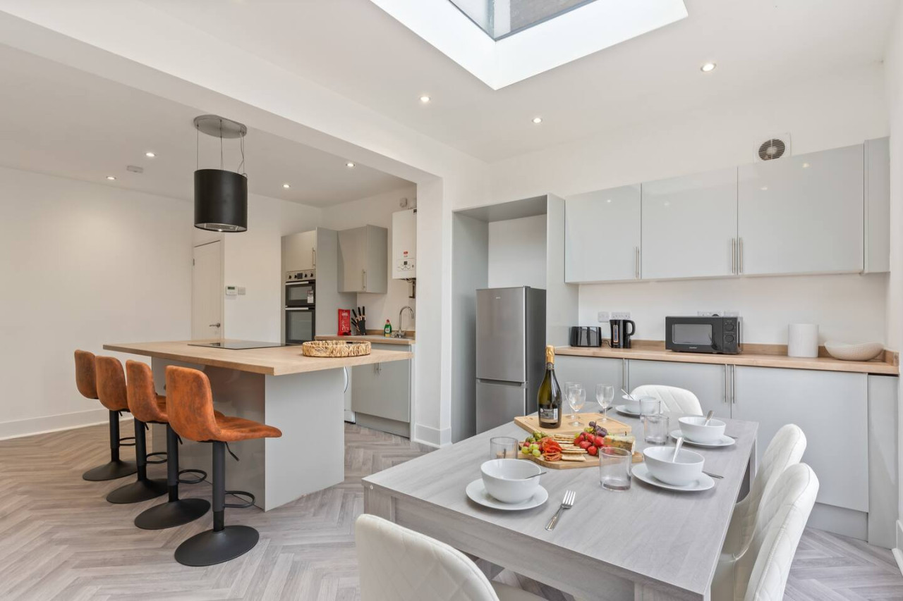 Stylish House • Free Parking •, Fast Wifi • SmartTV in 399 Bolton Road - Property image 4 - VivreStays