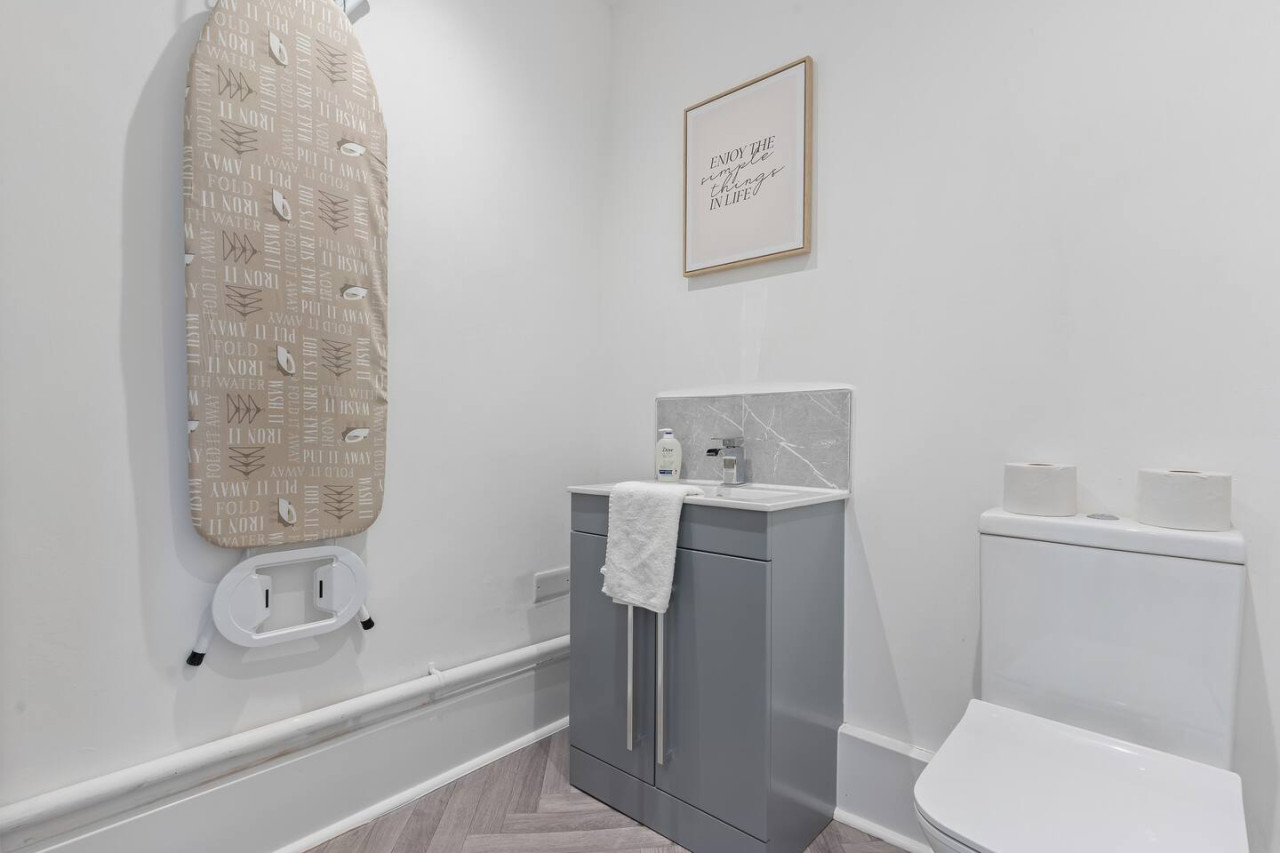 Stylish House • Free Parking •, Fast Wifi • SmartTV in 399 Bolton Road - Property image 21 - VivreStays