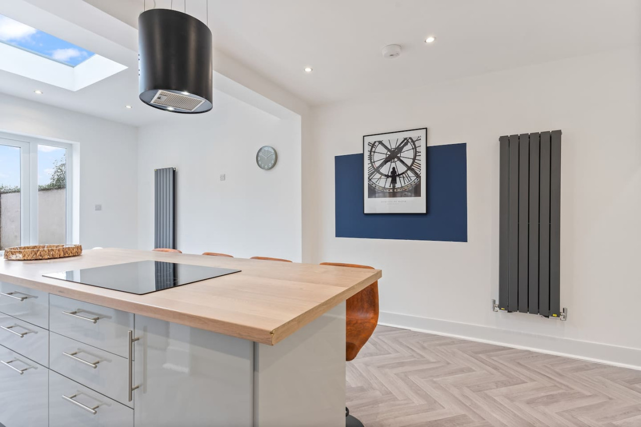 Stylish House • Free Parking •, Fast Wifi • SmartTV in 399 Bolton Road - Property image 7 - VivreStays