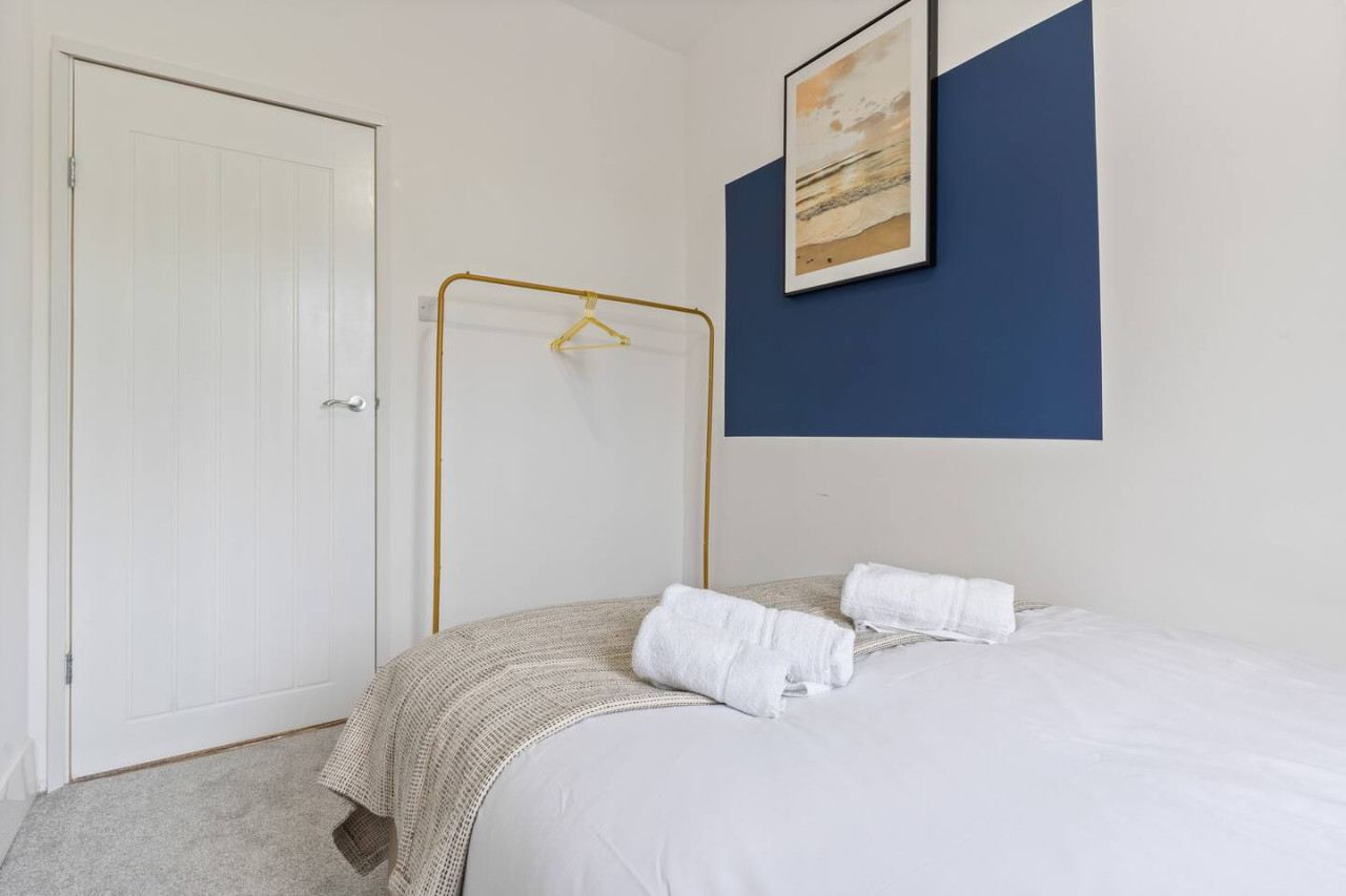 Stylish House • Free Parking •, Fast Wifi • SmartTV in 399 Bolton Road - Property image 15 - VivreStays