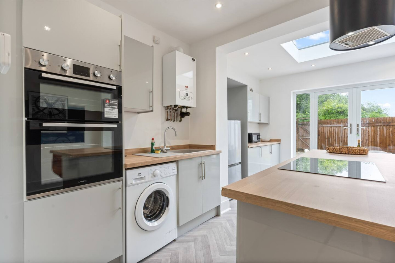 Stylish House • Free Parking •, Fast Wifi • SmartTV in 399 Bolton Road - Property image 6 - VivreStays
