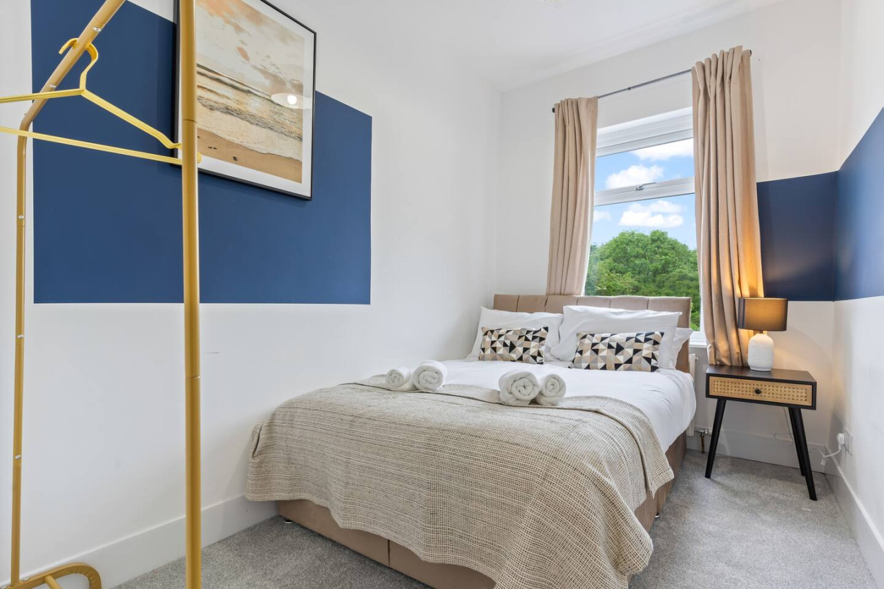 Stylish House • Free Parking •, Fast Wifi • SmartTV in 399 Bolton Road - Property image 13 - VivreStays