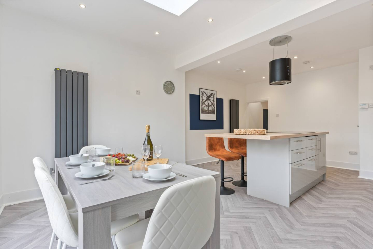 Stylish House • Free Parking •, Fast Wifi • SmartTV in 399 Bolton Road - Property image 3 - VivreStays