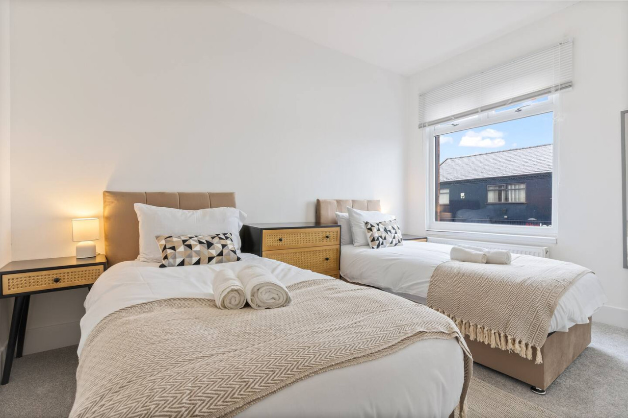 Stylish House • Free Parking •, Fast Wifi • SmartTV in 399 Bolton Road - Property image 11 - VivreStays