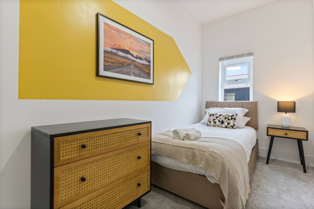 Stylish House • Free Parking •, Fast Wifi • SmartTV in 399 Bolton Road - Property image 16 - VivreStays