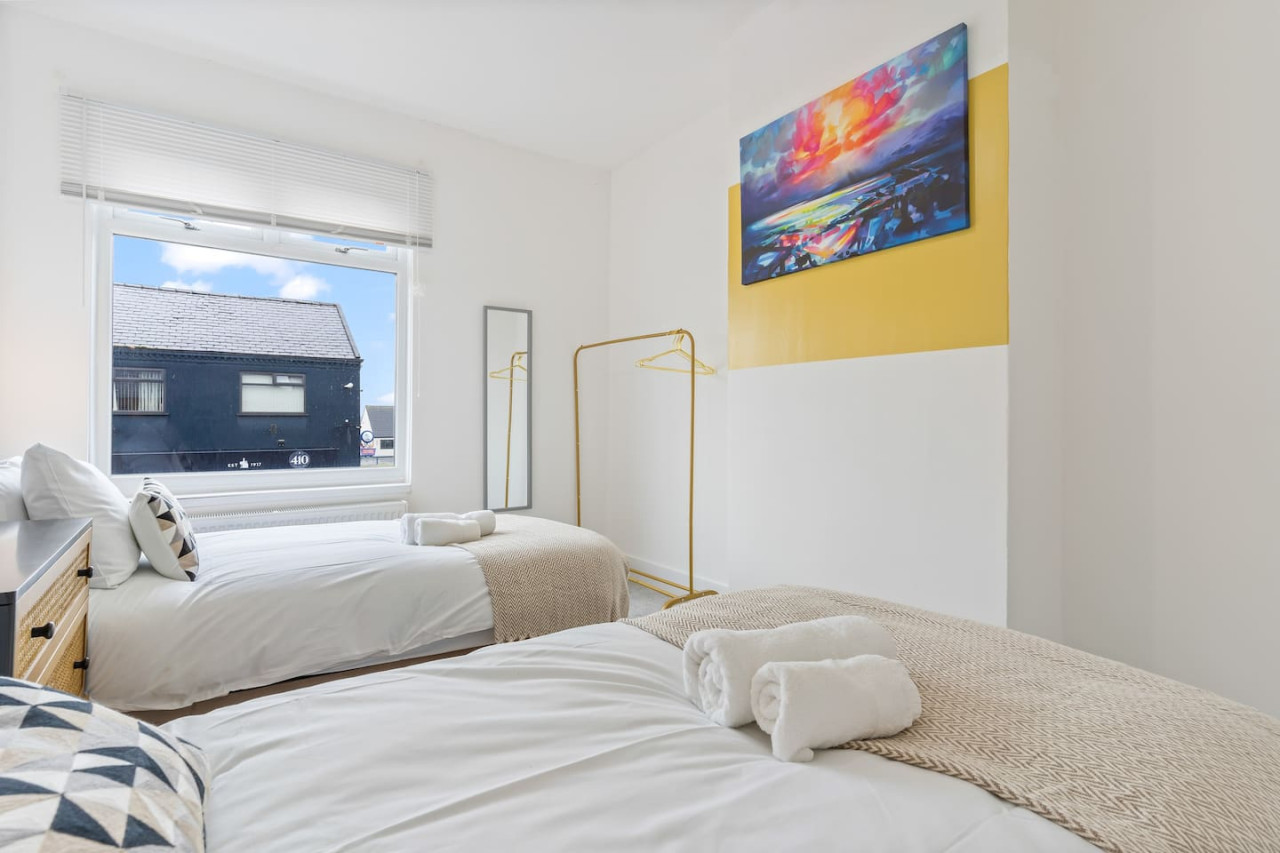 Stylish House • Free Parking •, Fast Wifi • SmartTV in 399 Bolton Road - Property image 12 - VivreStays