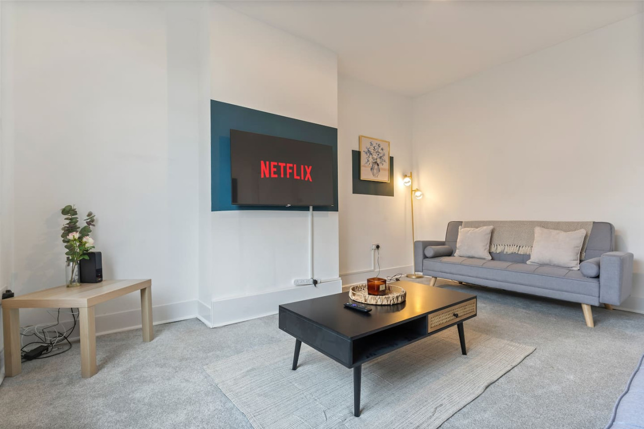 Stylish House • Free Parking •, Fast Wifi • SmartTV in 399 Bolton Road - Property image 8 - VivreStays