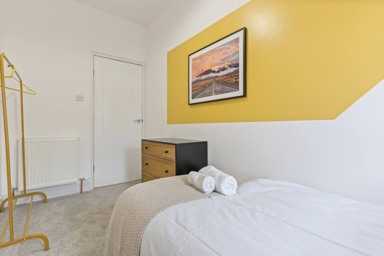 Stylish House • Free Parking •, Fast Wifi • SmartTV in 399 Bolton Road - Property image 17 - VivreStays