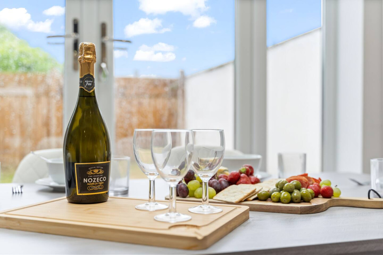 Stylish House • Free Parking •, Fast Wifi • SmartTV in 399 Bolton Road - Property image 5 - VivreStays