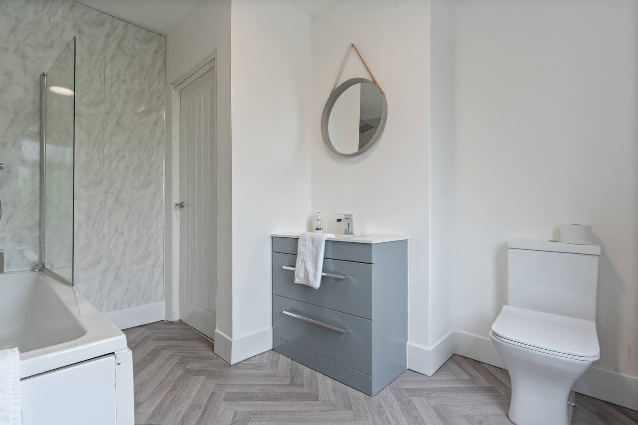 Stylish House • Free Parking •, Fast Wifi • SmartTV in 399 Bolton Road - Property image 20 - VivreStays
