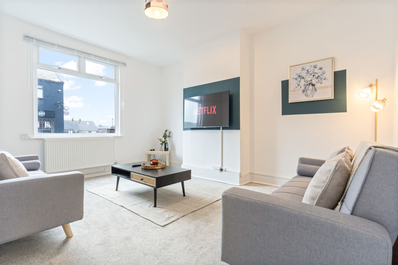 Stylish House • Free Parking •, Fast Wifi • SmartTV in 399 Bolton Road - Property image 9 - VivreStays