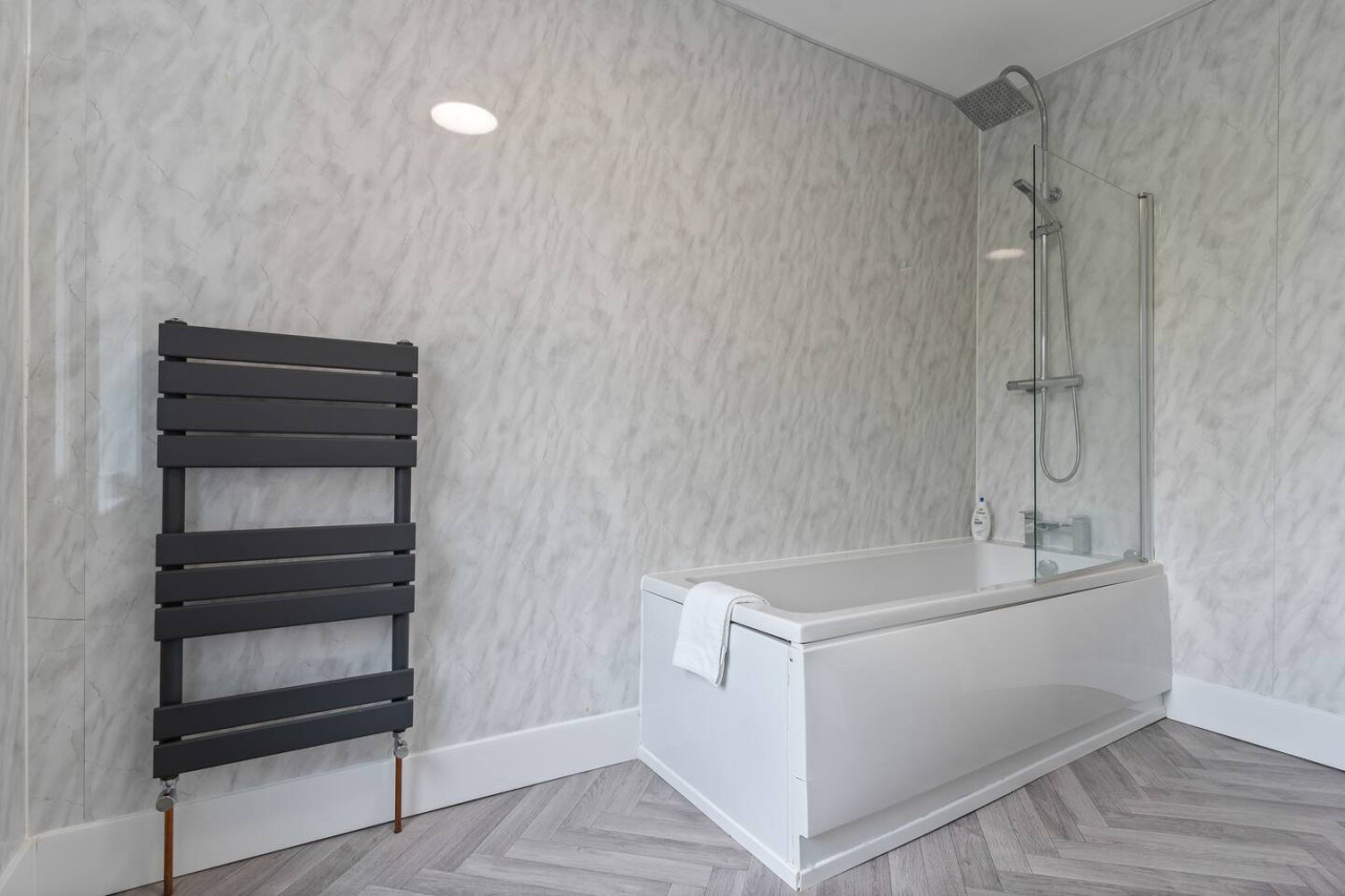 Stylish House • Free Parking •, Fast Wifi • SmartTV in 399 Bolton Road - Property image 19 - VivreStays