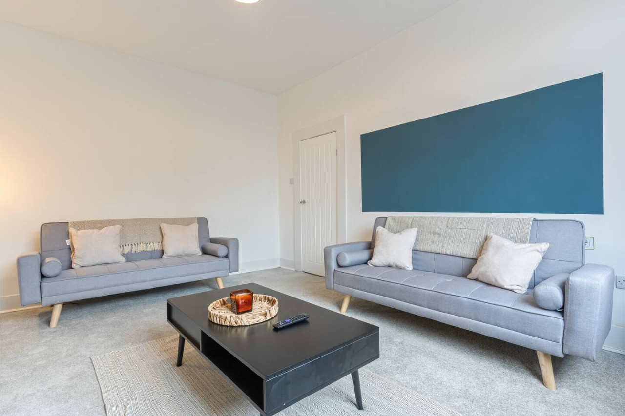 Stylish House • Free Parking •, Fast Wifi • SmartTV in 399 Bolton Road - Property image 10 - VivreStays