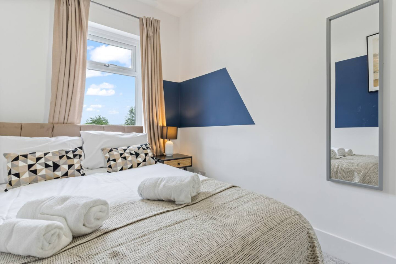 Stylish House • Free Parking •, Fast Wifi • SmartTV in 399 Bolton Road - Property image 14 - VivreStays