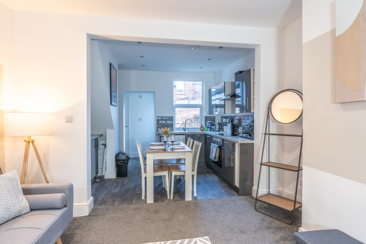 Charming House • Sleeps 5 • Free Parking • Fast Wifi • Self-Check-In in 98 Foster Street - Property image 4 - VivreStays