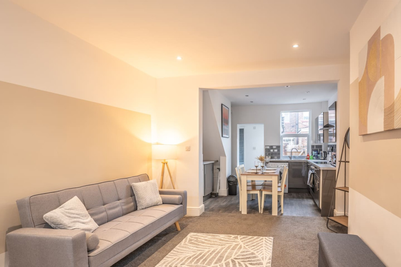 Charming House • Sleeps 5 • Free Parking • Fast Wifi • Self-Check-In in 98 Foster Street - Property image 2 - VivreStays