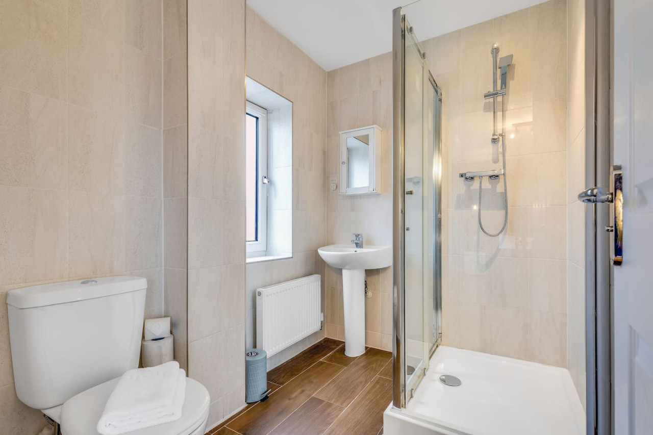 Beautiful Detached House by The Lakes • Driveway Parking • 75'' TV • Snug Room • Fast WiFi in 37 Penshurst Crescent - Property image 3 - VivreStays