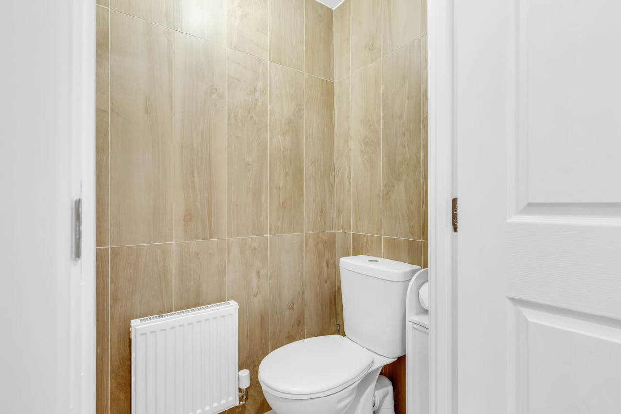 Beautiful Detached House by The Lakes • Driveway Parking • 75'' TV • Snug Room • Fast WiFi in 37 Penshurst Crescent - Property image 19 - VivreStays