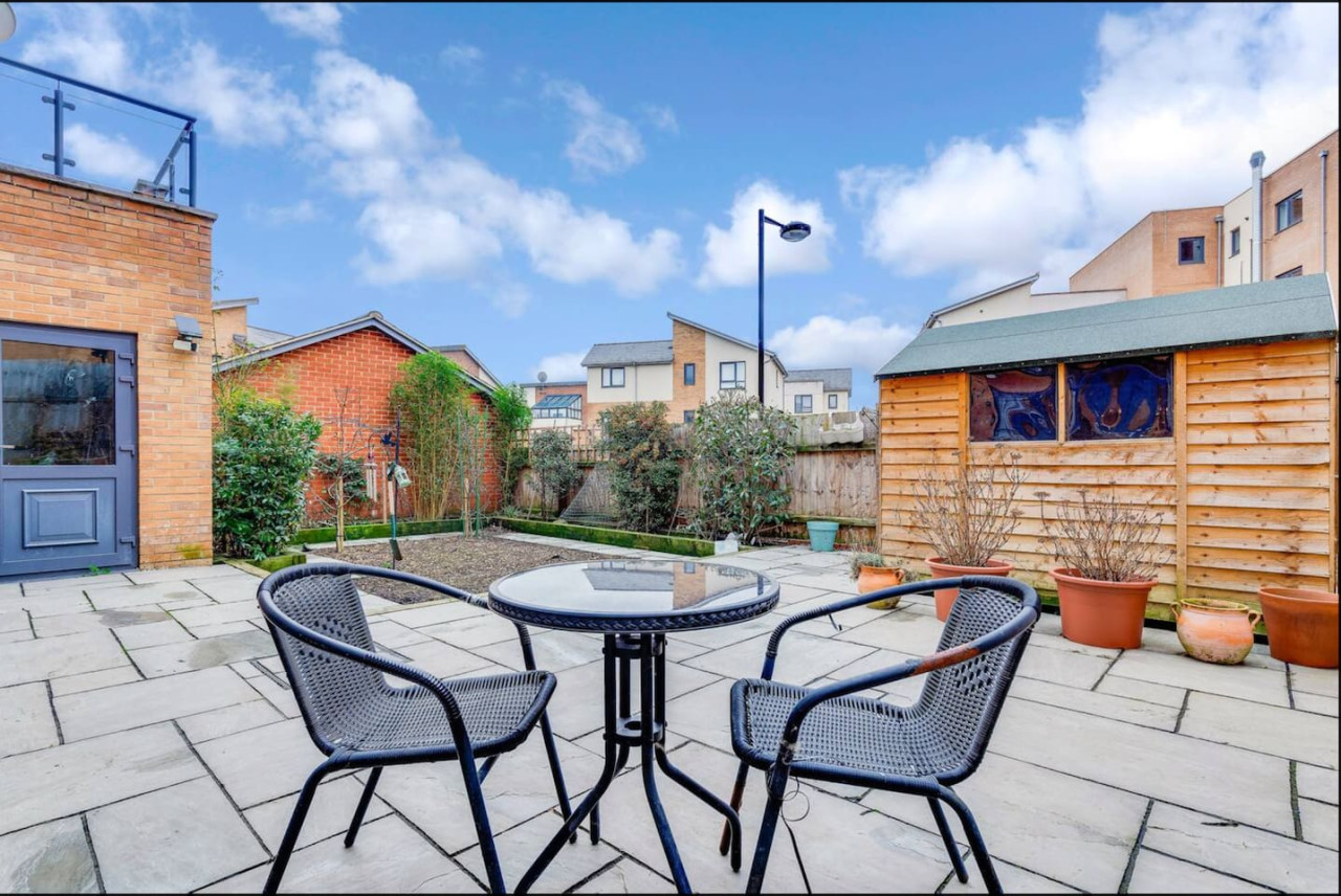 Beautiful Detached House by The Lakes • Driveway Parking • 75'' TV • Snug Room • Fast WiFi in 37 Penshurst Crescent - Property image 22 - VivreStays