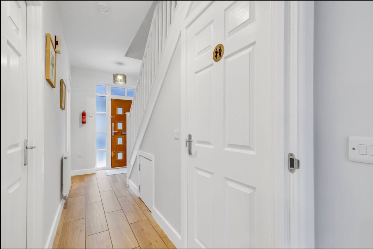 Beautiful Detached House by The Lakes • Driveway Parking • 75'' TV • Snug Room • Fast WiFi in 37 Penshurst Crescent - Property image 18 - VivreStays