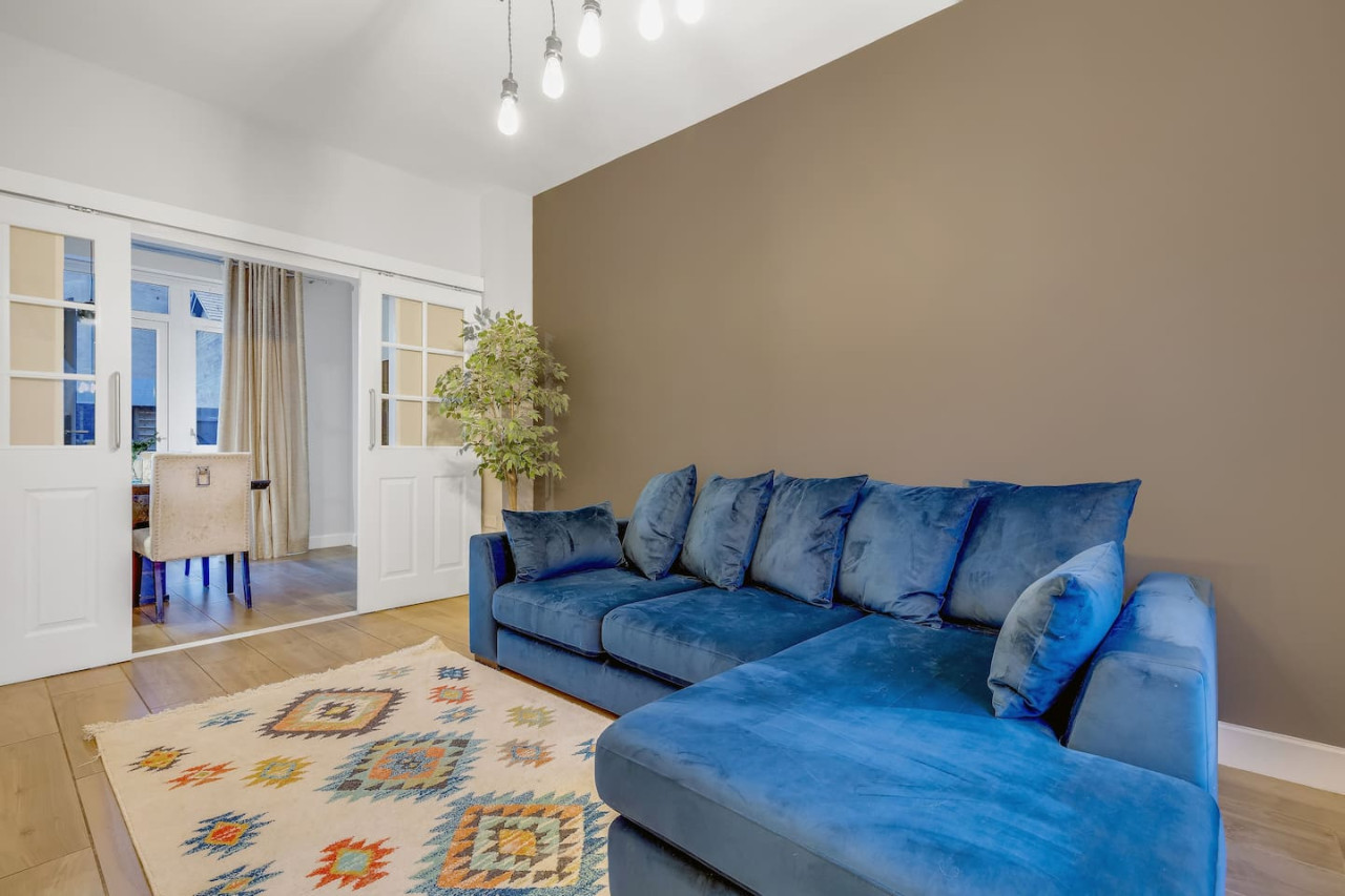 Beautiful Detached House by The Lakes • Driveway Parking • 75'' TV • Snug Room • Fast WiFi in 37 Penshurst Crescent - Property image 12 - VivreStays