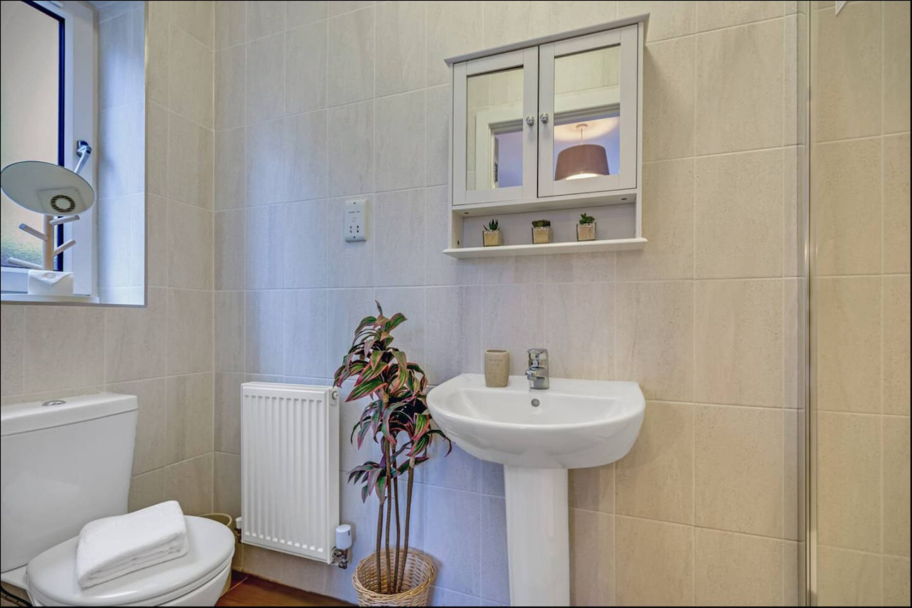 Beautiful Detached House by The Lakes • Driveway Parking • 75'' TV • Snug Room • Fast WiFi in 37 Penshurst Crescent - Property image 9 - VivreStays