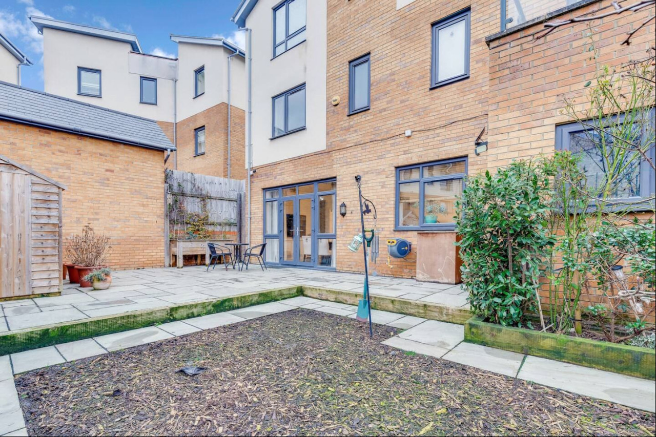 Beautiful Detached House by The Lakes • Driveway Parking • 75'' TV • Snug Room • Fast WiFi in 37 Penshurst Crescent - Property image 21 - VivreStays