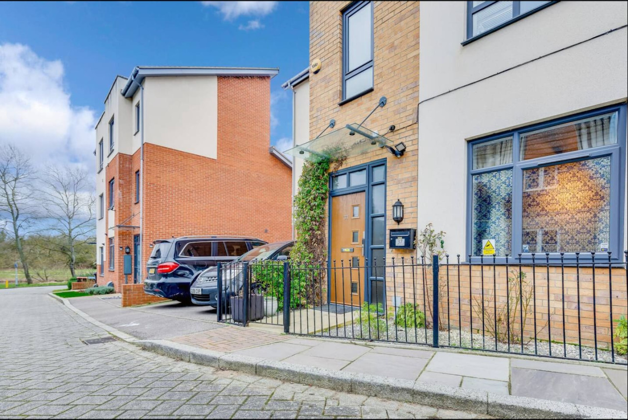 Beautiful Detached House by The Lakes • Driveway Parking • 75'' TV • Snug Room • Fast WiFi in 37 Penshurst Crescent - Property image 23 - VivreStays