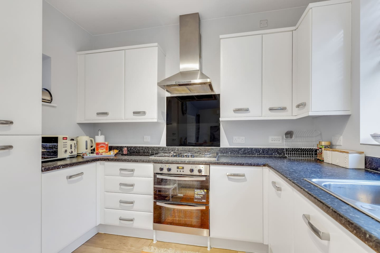 Beautiful Detached House by The Lakes • Driveway Parking • 75'' TV • Snug Room • Fast WiFi in 37 Penshurst Crescent - Property image 15 - VivreStays
