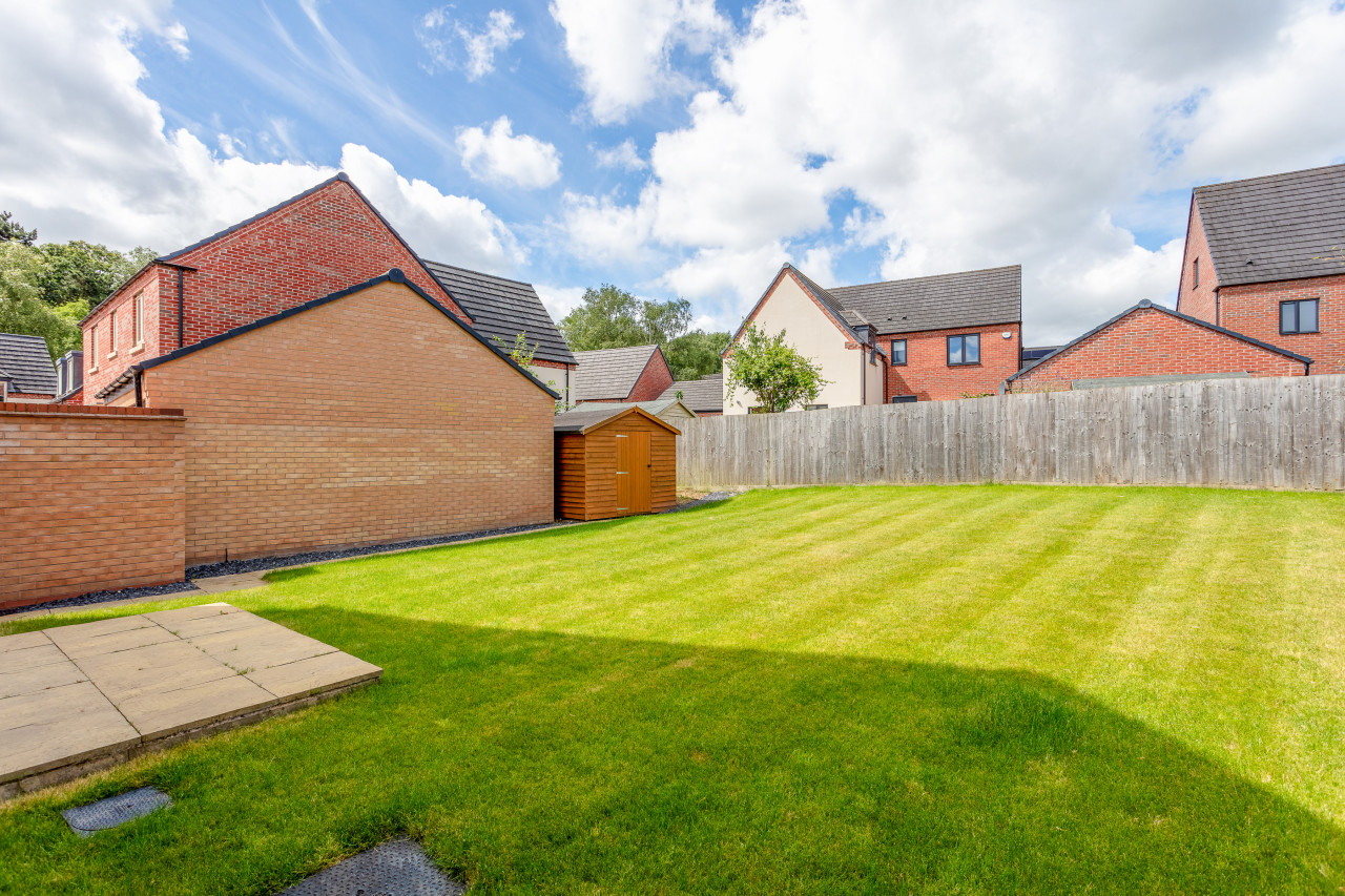 Beautiful Detached House • Excellent Location • Driveway Parking • Office • Smart TVs • Fast Wifi in 12 Jennings Close - Property image 27 - VivreStays