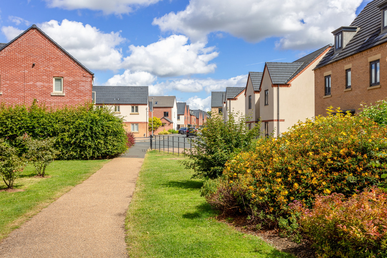 Beautiful Detached House • Excellent Location • Driveway Parking • Office • Smart TVs • Fast Wifi in 12 Jennings Close - Property image 30 - VivreStays