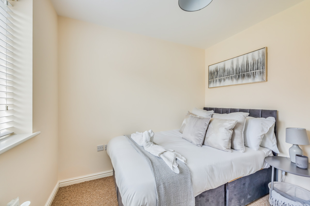 Beautiful Detached House • Excellent Location • Driveway Parking • Office • Smart TVs • Fast Wifi in 12 Jennings Close - Property image 13 - VivreStays