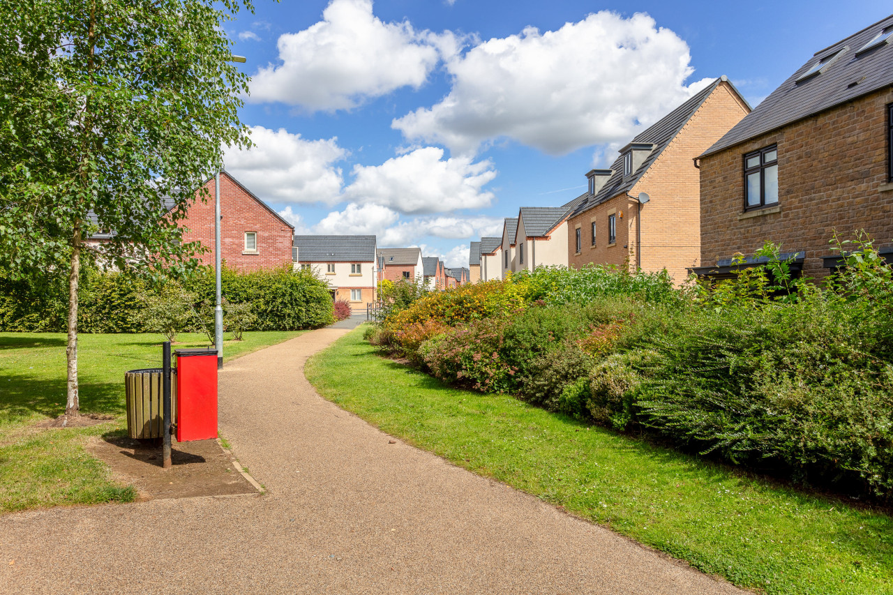 Beautiful Detached House • Excellent Location • Driveway Parking • Office • Smart TVs • Fast Wifi in 12 Jennings Close - Property image 31 - VivreStays