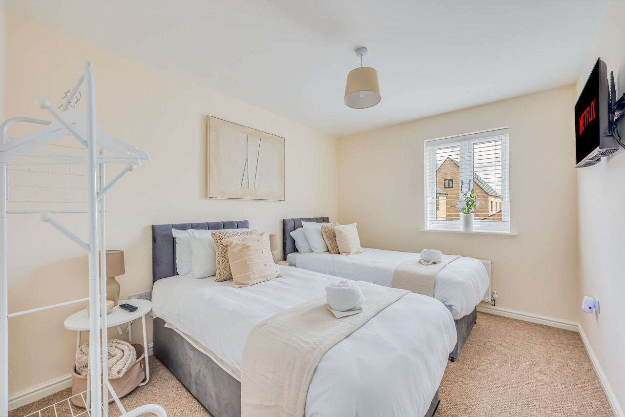 Beautiful Detached House • Excellent Location • Driveway Parking • Office • Smart TVs • Fast Wifi in 12 Jennings Close - Property image 11 - VivreStays