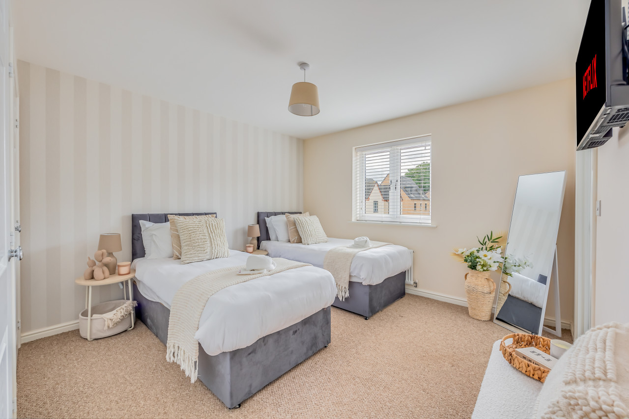 Beautiful Detached House • Excellent Location • Driveway Parking • Office • Smart TVs • Fast Wifi in 12 Jennings Close - Property image 2 - VivreStays