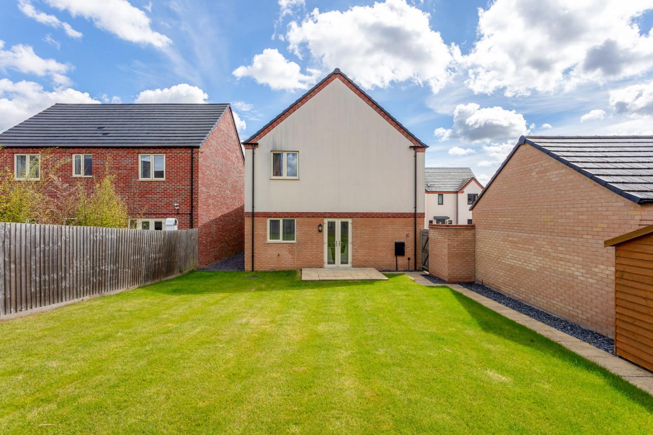 Beautiful Detached House • Excellent Location • Driveway Parking • Office • Smart TVs • Fast Wifi in 12 Jennings Close - Property image 28 - VivreStays