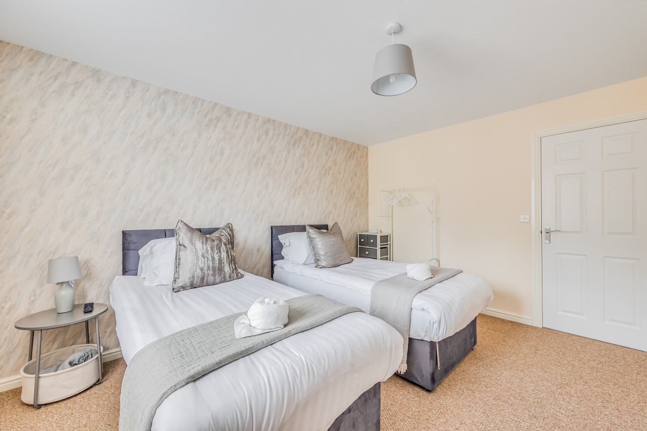Beautiful Detached House • Excellent Location • Driveway Parking • Office • Smart TVs • Fast Wifi in 12 Jennings Close - Property image 8 - VivreStays