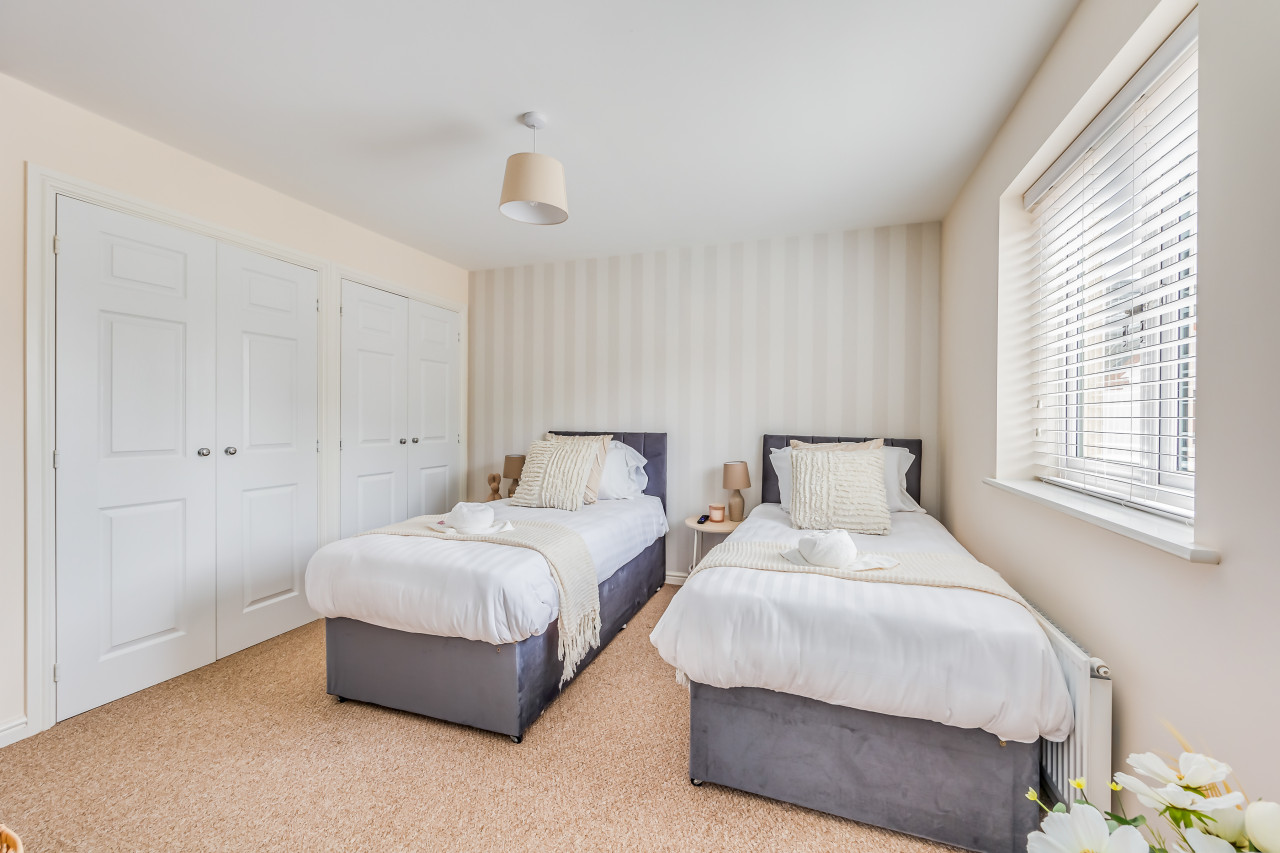 Beautiful Detached House • Excellent Location • Driveway Parking • Office • Smart TVs • Fast Wifi in 12 Jennings Close - Property image 3 - VivreStays