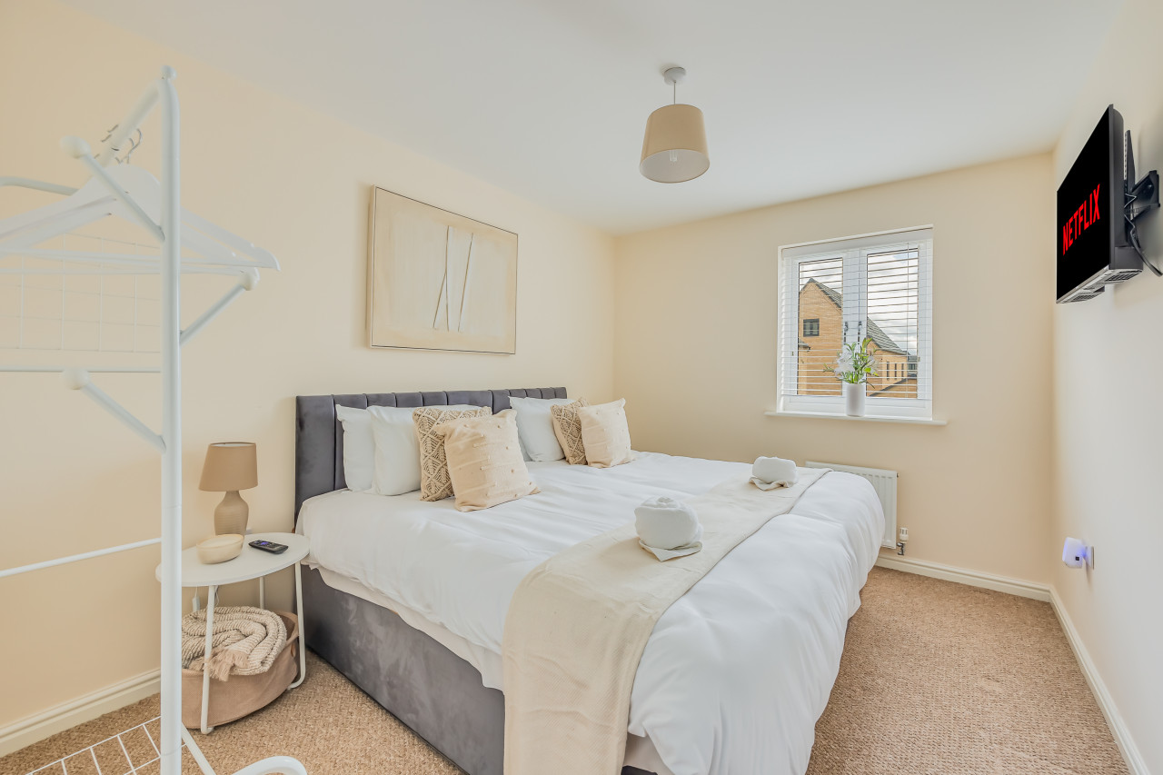 Beautiful Detached House • Excellent Location • Driveway Parking • Office • Smart TVs • Fast Wifi in 12 Jennings Close - Property image 12 - VivreStays