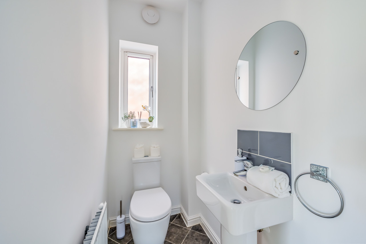 Beautiful Detached House • Excellent Location • Driveway Parking • Office • Smart TVs • Fast Wifi in 12 Jennings Close - Property image 26 - VivreStays