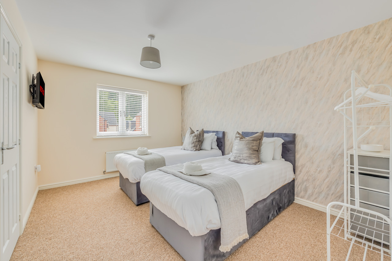 Beautiful Detached House • Excellent Location • Driveway Parking • Office • Smart TVs • Fast Wifi in 12 Jennings Close - Property image 7 - VivreStays