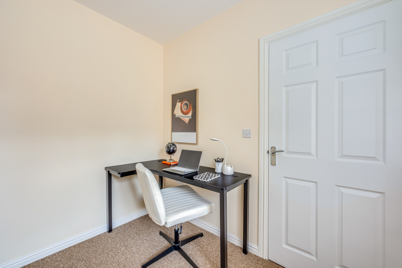 Beautiful Detached House • Excellent Location • Driveway Parking • Office • Smart TVs • Fast Wifi in 12 Jennings Close - Property image 25 - VivreStays