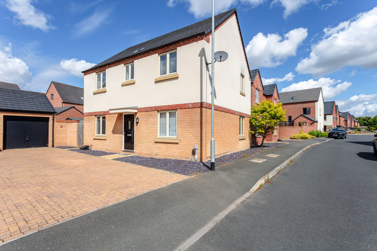 Beautiful Detached House • Excellent Location • Driveway Parking • Office • Smart TVs • Fast Wifi in 12 Jennings Close - Property image 29 - VivreStays