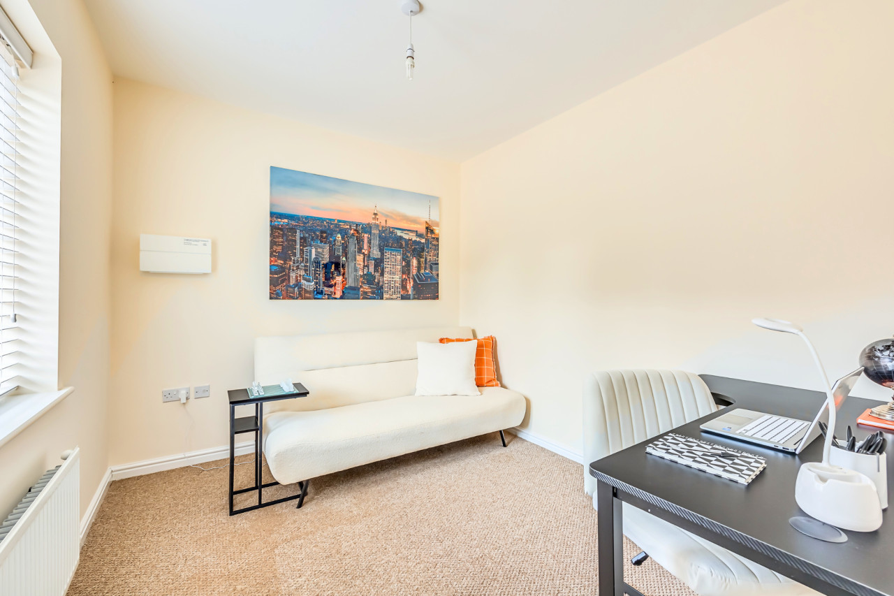Beautiful Detached House • Excellent Location • Driveway Parking • Office • Smart TVs • Fast Wifi in 12 Jennings Close - Property image 24 - VivreStays