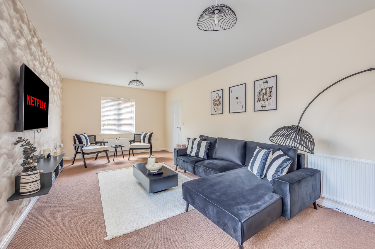 Beautiful Detached House • Excellent Location • Driveway Parking • Office • Smart TVs • Fast Wifi in 12 Jennings Close - Property image 19 - VivreStays