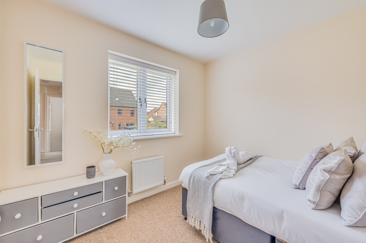Beautiful Detached House • Excellent Location • Driveway Parking • Office • Smart TVs • Fast Wifi in 12 Jennings Close - Property image 14 - VivreStays
